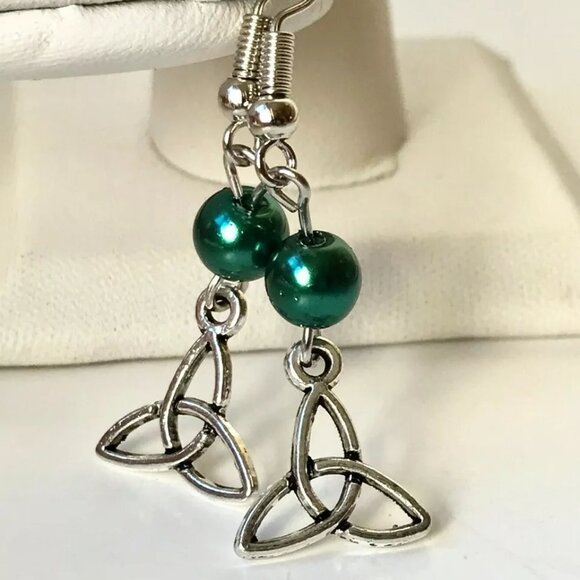 Celtic Irish Trinity Knot Earrings St. Patricks Day Green Glass Pearl Silvertone - Picture 1 of 8